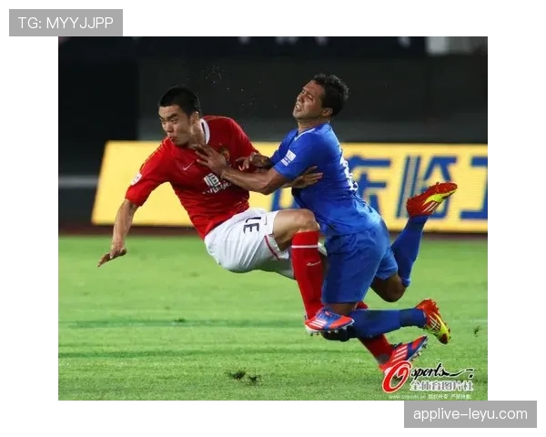 门前冲撞犯规标准详解：裁判如何界定禁区内冲撞行为