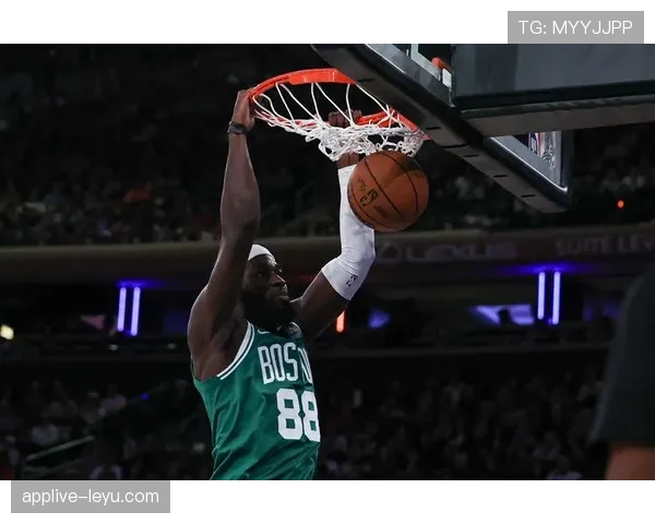 霍福德无球掩护提升绿军进攻效率