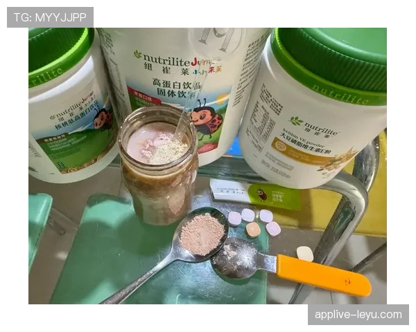 杨千霖家冰箱里塞满蛋白粉，连饮料都是自己称重兑的