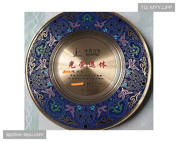 邹敬园家里摆满奖杯，连拖鞋都是定制的