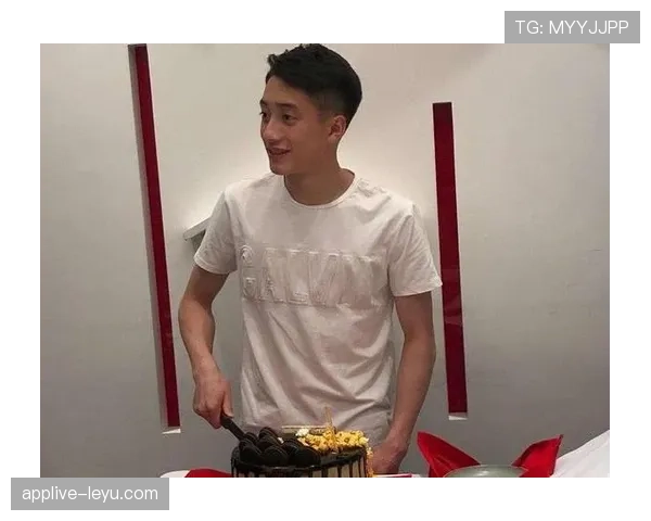 练俊杰机场拎着一个比我房租还贵的包，我是真的没眼界